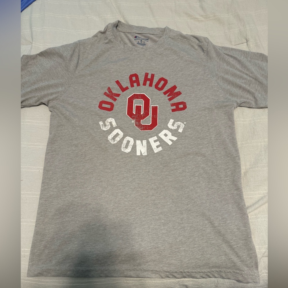 🦋 Medium OU shirt 🦋